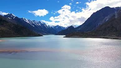 4K航拍雪山下的然乌湖旅游景区视频的预览图
